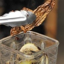 Moler todos los ingredientes asados con los chile en la licuadora con un poco de agua.