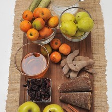 5 varas de Tamarindo 3/4 taza de Ron 1 taza de Ciruela pasa 1/2 taza de Flor de jamaica 2 varas de Canela 2 trozos de Caña de azúcar 20 piezas de Tejocote 4 litros de Agua 200 gramos de Piloncillo 2 piezas de Manzana amarilla 6 piezas de Guayaba
