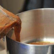 Sofreír a salsa en una olla con aceite durante 20 minutos.