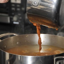 Añadir la salsa al caldo de pollo, sazonar con sal.
