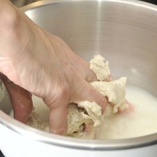 Disolver la masa de maíz en agua fría suficiente hasta que quede aguada.