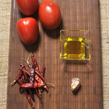 Ingredientes: Sal Aceite de oliva 1 diente de Ajo 3 piezas de Jitomate 12 piezas de Chile de árbol