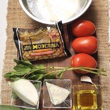 Ingredientes: 3 jitomate guaje ¼ de pieza cebolla blanca 1 diente de ajo 4 tazas caldo de pollo 1 rama de epazote 200 gramos de coditos La Moderna 1 manojo de espinaca Aceite de oliva al gusto Sal al gusto 100 gramos de queso panela S 4632 1475628262