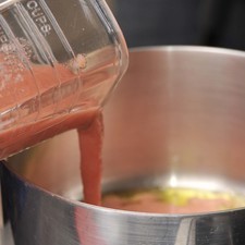 Sofreír esta salsa en una olla honda con un poco de aceite durante 3 minutos. S 4634 1475628258