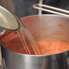 Agregar el caldo de pollo y la rama de epazote, sazonar con sal y calentar hasta que suelte el hervor. S 4635 1475628257