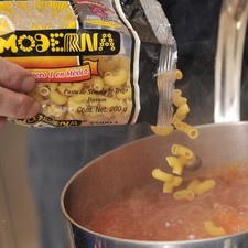 Añadir la sopa de pasta y continuar hirviendo 10 minutos. S 4636 1475628256