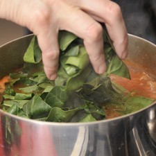 Retirar la rama de epazote del caldo y añadir las espinacas, continuar cociendo 5 minutos más. S 4638 1475628255