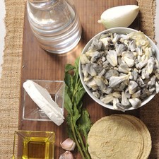 Ingredientes: 500 gramos de cuitlacoche 2 ramas de epazote 2 dientes de ajo ¼ de cebolla blanca Aceite de oliva la gusto Sal, al gusto 50 gramos de queso fresco 6 tortillas de maíz