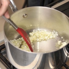 Picar finamente el ajo y la cebolla y poner a sofreír durante un minuto en una olla honda con aceite de oliva.