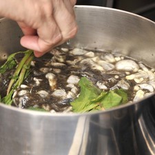 Añadir dos litros de agua (se puede utilizar también caldo de pollo) y las ramas de epazote y continuar hirviendo 10 minutos hasta que el cuitlacoche esté suave. Retirar el epazote.