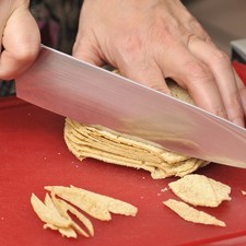 Cortar las tortillas en tiras muy delgadas.