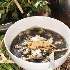 Servir el caldo en platos, espolvoreado con queso fresco y las tiras de tortilla.