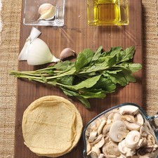 Ingredientes: 2 ½ tazas de champiñones ¼ de cebolla 1 diente de ajo 4 ramas de epazote Aceite de oliva la gusto Sal, al gusto 8 tortillas de maíz