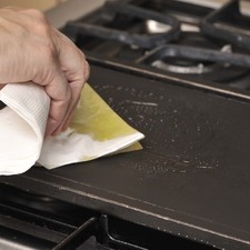 Untar un poco de aceite sobre un comal y poner a calentar.
