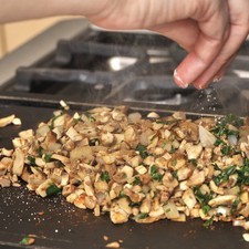 Agregar la mezcla de champiñones y cocer a fuego medio, mezclando frecuentemente hasta que los champiñones se vean suaves. Sazonara con sal.