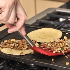 Calentar las tortillas en el mismo comal y rellenar con la mezcla de champiñones.