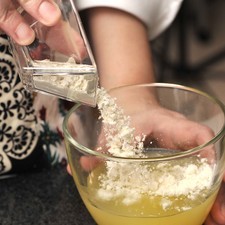 Cortar una de las naranjas en gajos. Colocar el jugo de las dos naranjas restantes en un tazón. Agregar la harina de maíz y revolver hasta incorporar.