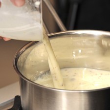 Añadir el yogur y la mostaza y mezclar bien. Calentar en una sartén honda pequeña meneando hasta que espese un poco. Reservar.