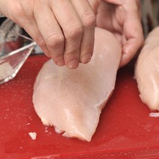 Salpimentar las pechugas de pollo.