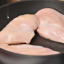 Dorar sobre un sartén de teflón a fuego medio durante 5 minutos de cada lado, hasta que al picar con un cuchillo el jugo salga claro y no rosado.