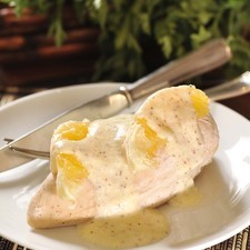 Servir las pechugas bañadas con la salsa y adornadas con gajos de naranja y hojas de perejil.
