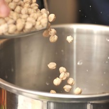 Colocar los garbanzos en suficiente agua dentro de una olla de presión. Sellar la olla, poner a fuego alto hasta que comience a silbar. Bajar la lumbre, continuar cociendo 30 minutos. Apagar el fuego y dejar enfriar por completo antes de desfogar la válvula y abrir.