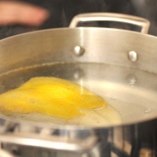 Mientras se cuecen los garbanzos, poner a hervir el pollo con un cuarto de la cebolla y un poco de sal en 2 litros de agua durante 40 minutos.