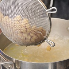 Agregar al caldo los garbanzos ya cocidos y escurridos.