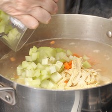 Agregar la zanahoria y el chayote pelados y cortados en trozos pequeños. Rectificar la sazón y continuar cociendo 10 minutos más.