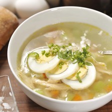 Servir el caldo en cada plato con un huevo duro en rodajas y espolvorear con cebolla, cilantro y chile verde picados finamente.