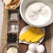 Ingredientes: ½ kilo de harina de arroz 250 gramos de mantequilla 1 taza de azúcar 1 cucharada de polvo para hornear 1 pizca de sal 8 huevos 250 gramos de queso panela rallado 50 gramos de uva pasa Hojas para tamal