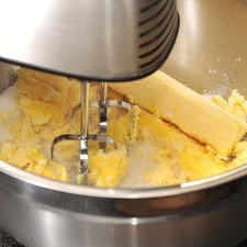 Acremar la mantequilla con el azúcar en un tazón utilizando una batidora eléctrica.