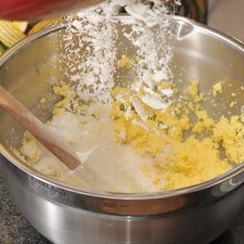 Agregar los ingredientes secos y continuar batiendo.