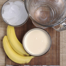 2 plátanos 1 lata leche evaporada 1 cucharada de vainilla ½ cucharita canela en polvo 2 litros de agua 1 taza de hielo 1 cucharada de azúcar