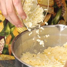 Agregar el queso rallado y continuar batiendo con la pala o a mano hasta integrar.