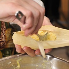 Para armar los tamales, colocar dos cucharadas de masa dentro de la hoja.