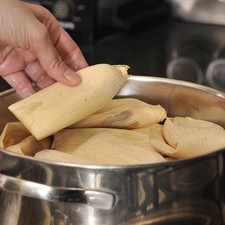 Cocer en la vaporera durante 40 minutos o una hora hasta que la masa se despegue de la hoja.