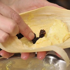 Poner unas pasitas como relleno y envolver.
