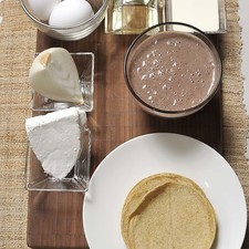 Ingredientes: Aceite de canola Sal 1/4 taza de Crema de leche de vaca 8 piezas de Tortilla de maíz 1/4 pieza de Cebolla blanca 100 gramos de Queso fresco 4 piezas de Huevo 1 taza de Frijoles refritos negros S 470 1475637824