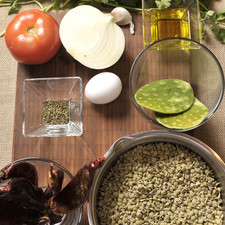 Ingredientes: sal al gusto pimienta negra molida al gusto aceite de oliva al gusto 1 pizca de bicarbonato de sodio 2 piezas de penca de nopal 1 pieza de huevo 1/4 manojo de cilantro 3 tazas de germen de lenteja 1 pieza de jitomate bola 1 cucharita de orégano seco 1 diente de ajo 1/2 pieza de cebolla blanca 6 piezas de chile guajillo