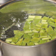Cortar los nopales ya sin espinas en cubos pequeños. Poner a hervir en agua durante 5 minutos con una pizca de bicarbonato de sodio para cortarles la baba y conservar un poco el color.