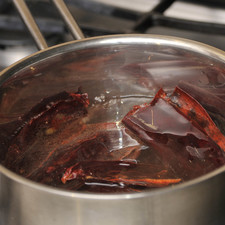 Colocar en una olla honda y agregar agua suficiente para cubrir los chiles. Hervir durante 5 minutos, apagar el fuego y dejar reposar 5 minutos más.