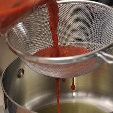 Licuar hasta que este bien molido. Pasar por un colador con ayuda de una cuchara. Sofreír la salsa en un sartén hondo con un poco de aceite de oliva. Sazonar con sal y dejar hervir durante cinco minutos sin dejar de mover. Reservar.