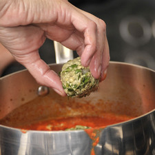 Agregarlas a la salsa junto con los nopales ya cocidos y dejar hervir durante 10 minutos.