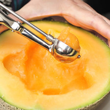 Hacer bolitas de melón con una cuchara pequeña o cortar en cubos de 2 cm por lado.