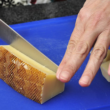 Cortar el queso manchego en cubos de 2 cm por lado.
