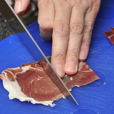 Cortar el jamón serrano en cuadros de 5 cm por lado.