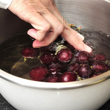 Enjuagar las uvas y remojar durante 5 minutos en agua con una gota de desinfectante.