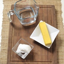 Para medir una taza de manteca o mantequilla, coloque una taza de agua en una taza medidora con capacidad para dos tazas. Corte trozos de manteca o mantequilla y sumérjalos en el agua. Agregue suficiente grasa para que el agua suba hasta el nivel de dos tazas. Es importante que la grasa no se pegue a la parte inferior ni a las paredes del recipiente para no afectar la medición. Se le atribuye a Arquímides, quién nació en 287 a.C., el haber descubierto este principio "el volumen de un cuerpo es igual al volumen del agua que desplaza" S 477 1475637811