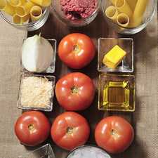Ingredientes: 5 piezas de jitomate bola 1 hoja de hoja de laurel 1 botella de enate cabernet suvignon hielo al gusto 1 trozo de mantequilla 12 piezas de pasta de canelones aceite de oliva al gusto pimienta negra molida al gusto sal al gusto 1/4 taza de queso parmesano rallado 1/4 pieza de cebolla blanca 300 gramos de carne molida mixta